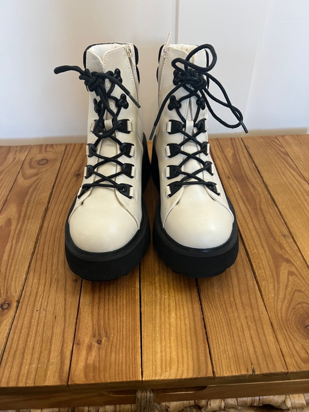 NWT Rocket Dog Platform Lace-Up Combat Boots in Cream and Black